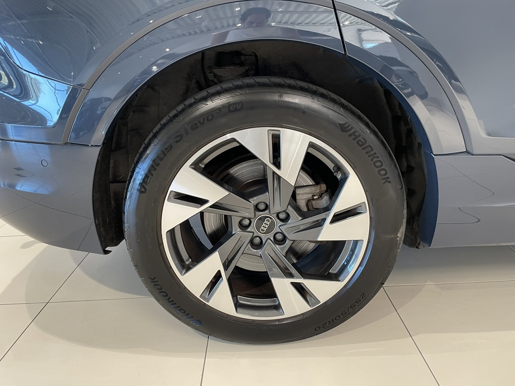 Audi Q8 e-tron FLR01C