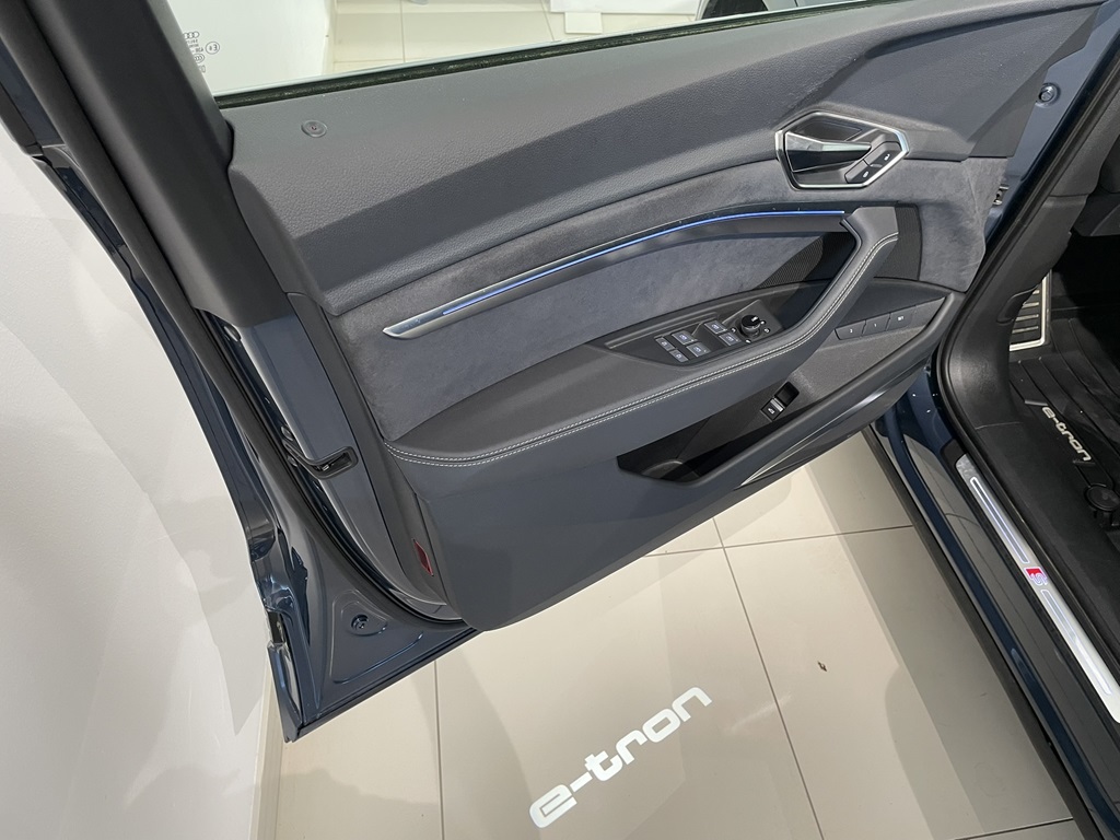 Audi Q8 e-tron FLR01C