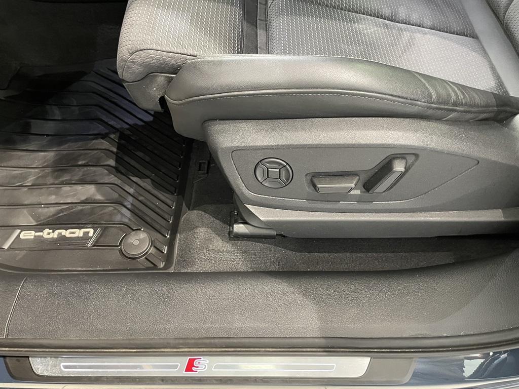 Audi Q8 e-tron FLR01C
