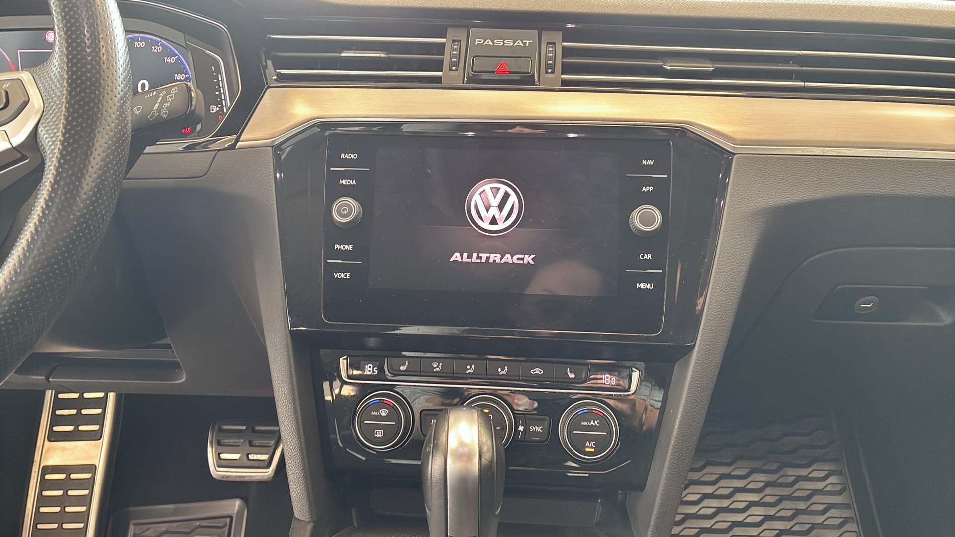 Volkswagen Passat FMJ86U