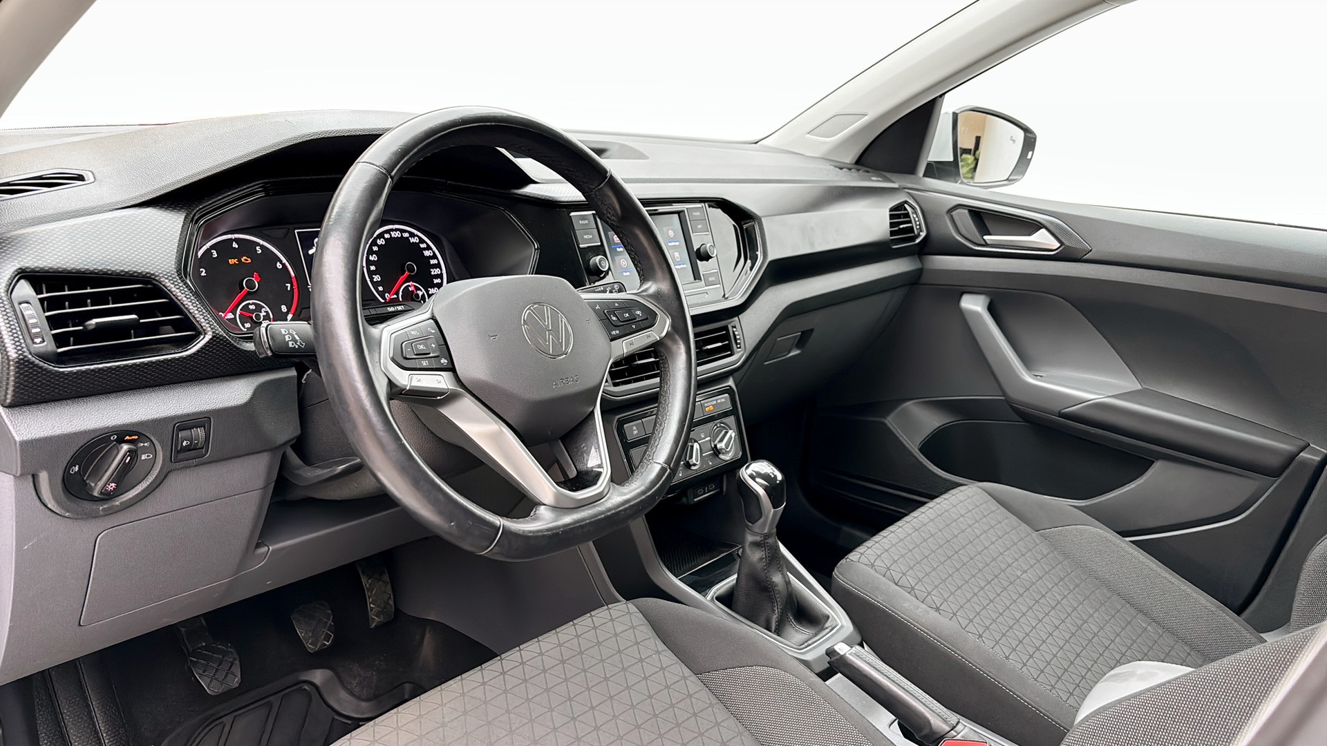 Volkswagen T-Cross FRZ47F