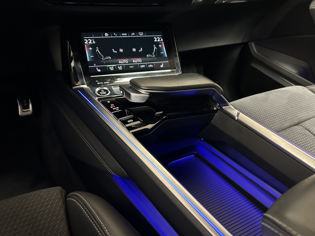 Audi Q8 Sportback e-tron FUA26B