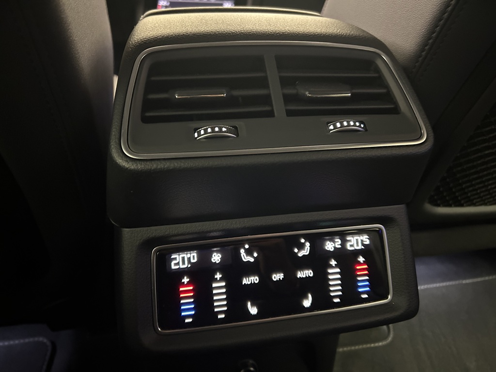 Audi Q8 Sportback e-tron FUA26B