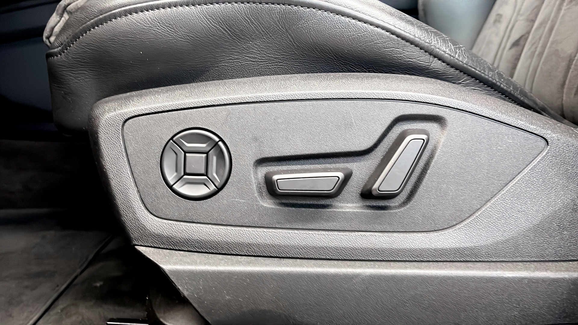 Audi e-tron GLF58Y