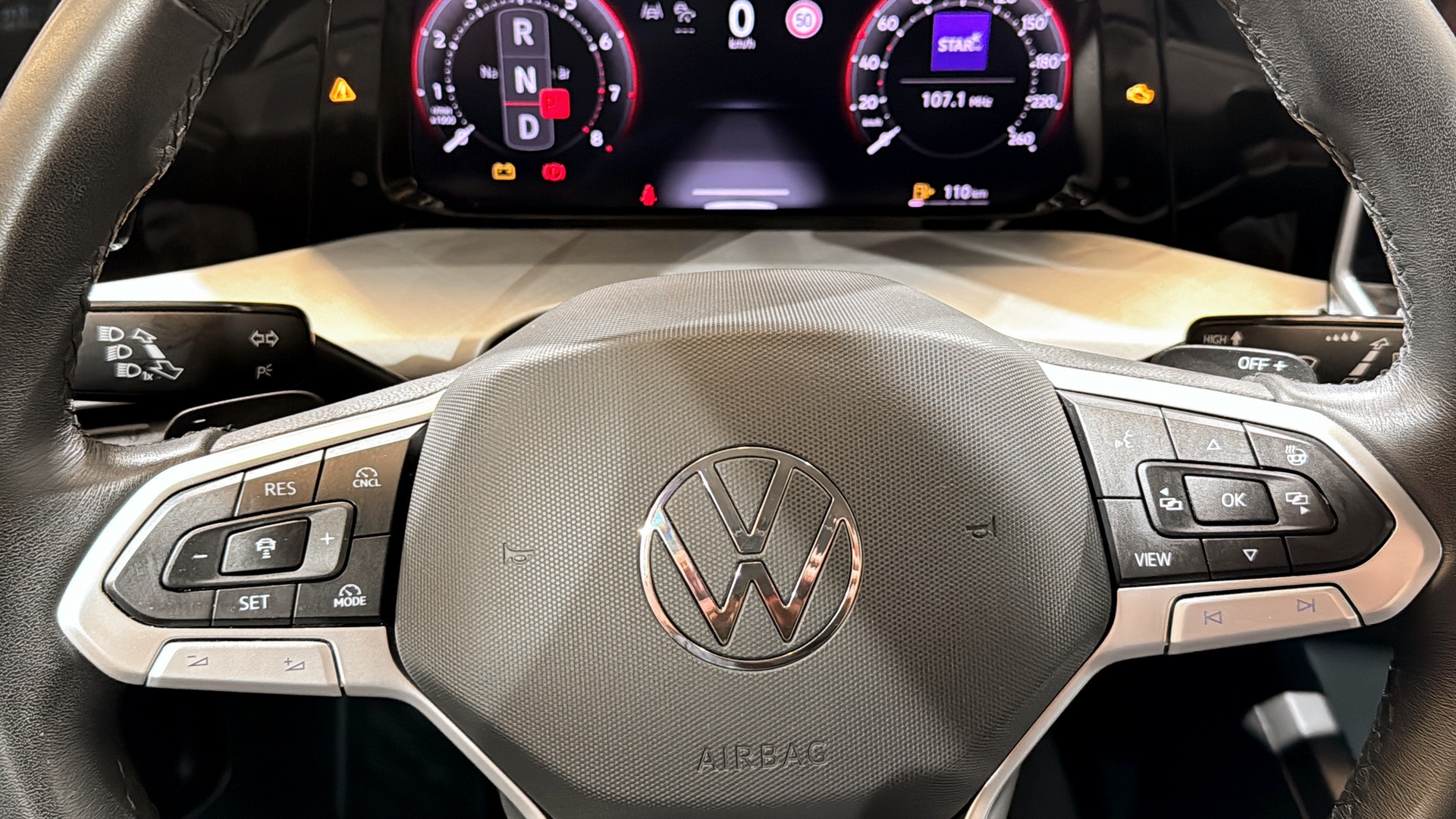 Volkswagen Golf GWA77W