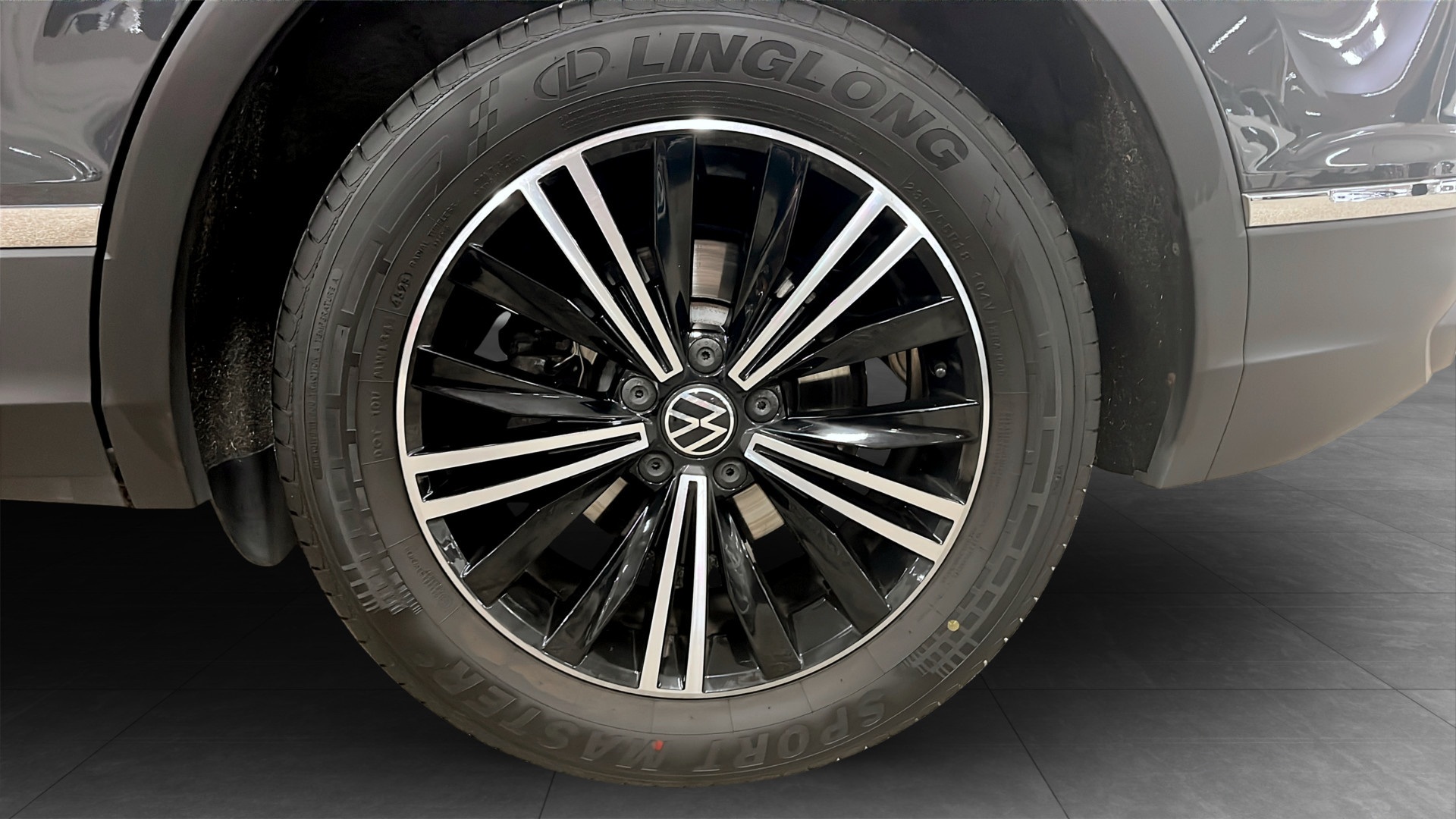 Volkswagen Tiguan GYD58U
