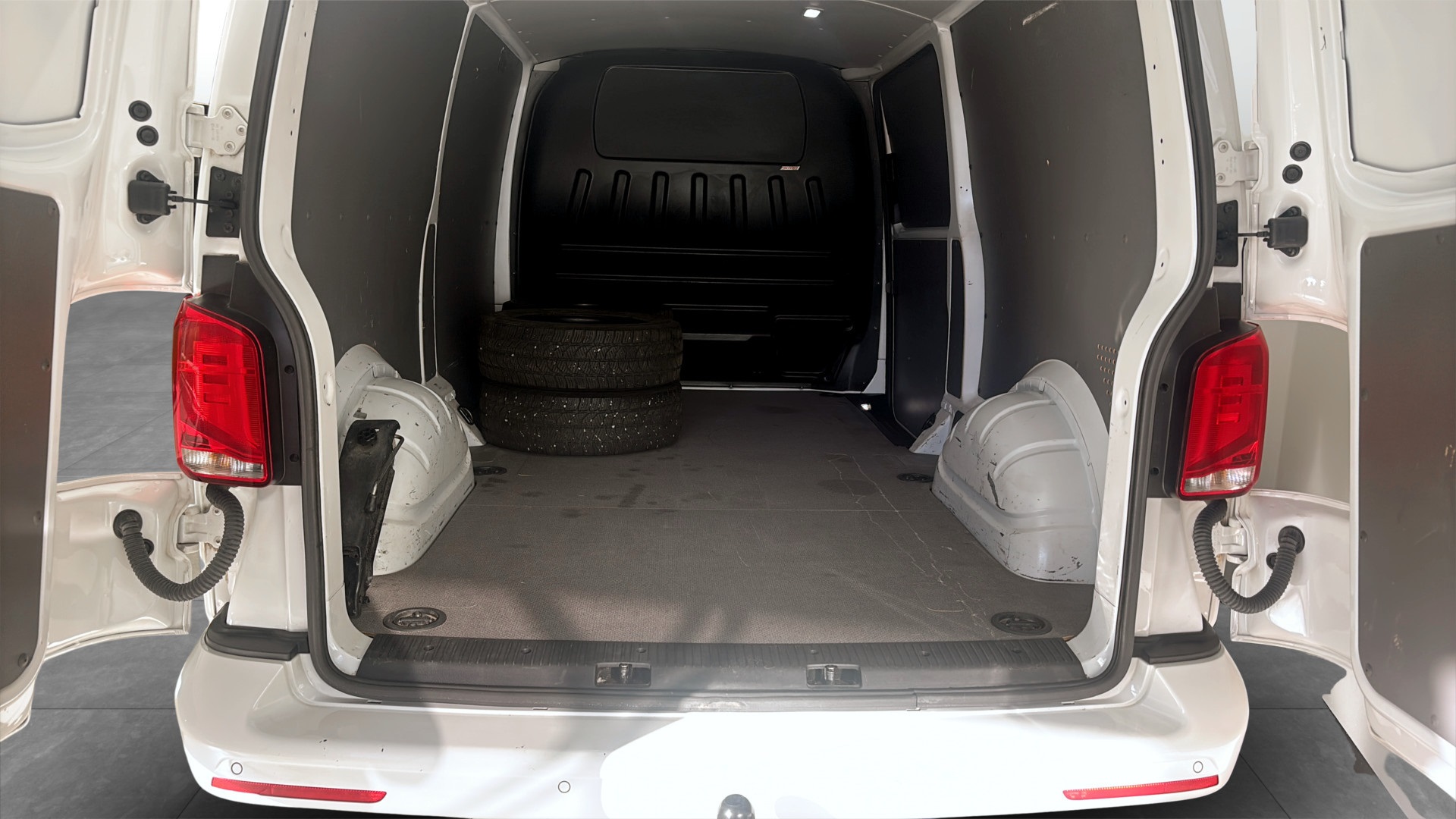 Volkswagen T6.1 Transporter lång hjulbas HBH30G