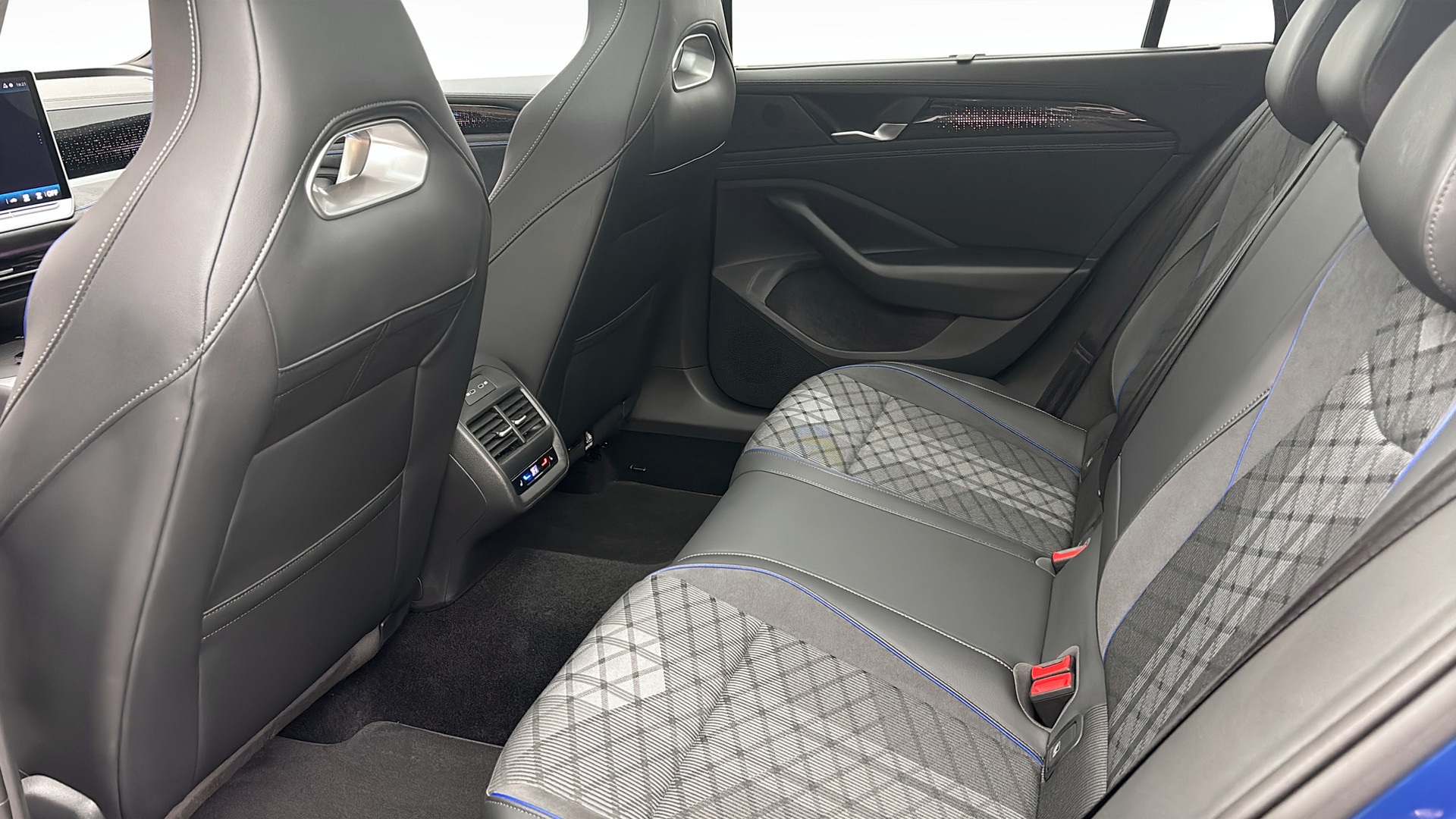 Volkswagen Passat HCY94K