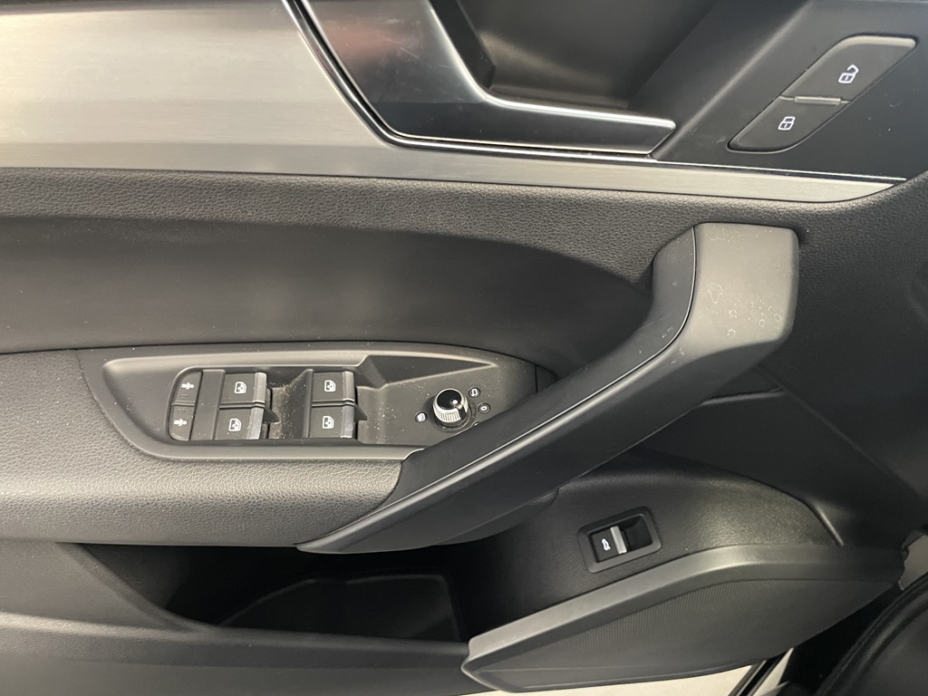 Audi Q5 HDJ77W