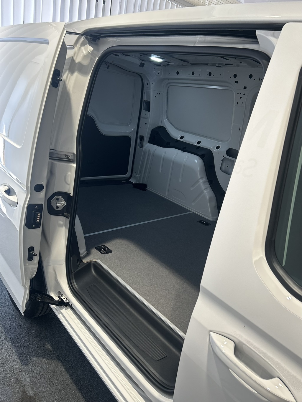 Volkswagen Caddy Cargo HHR04N