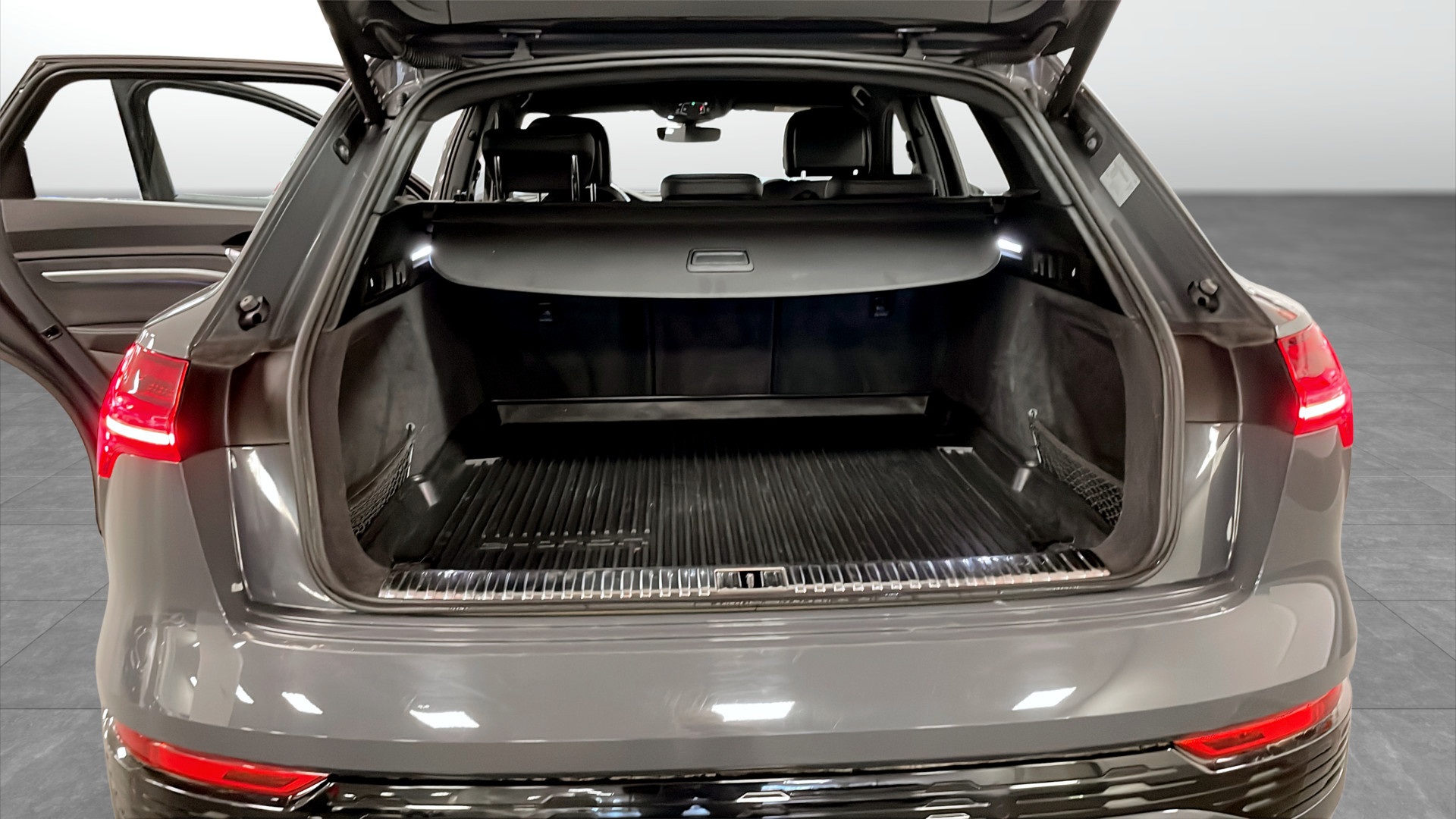 Audi Q8 e-tron HWA36R