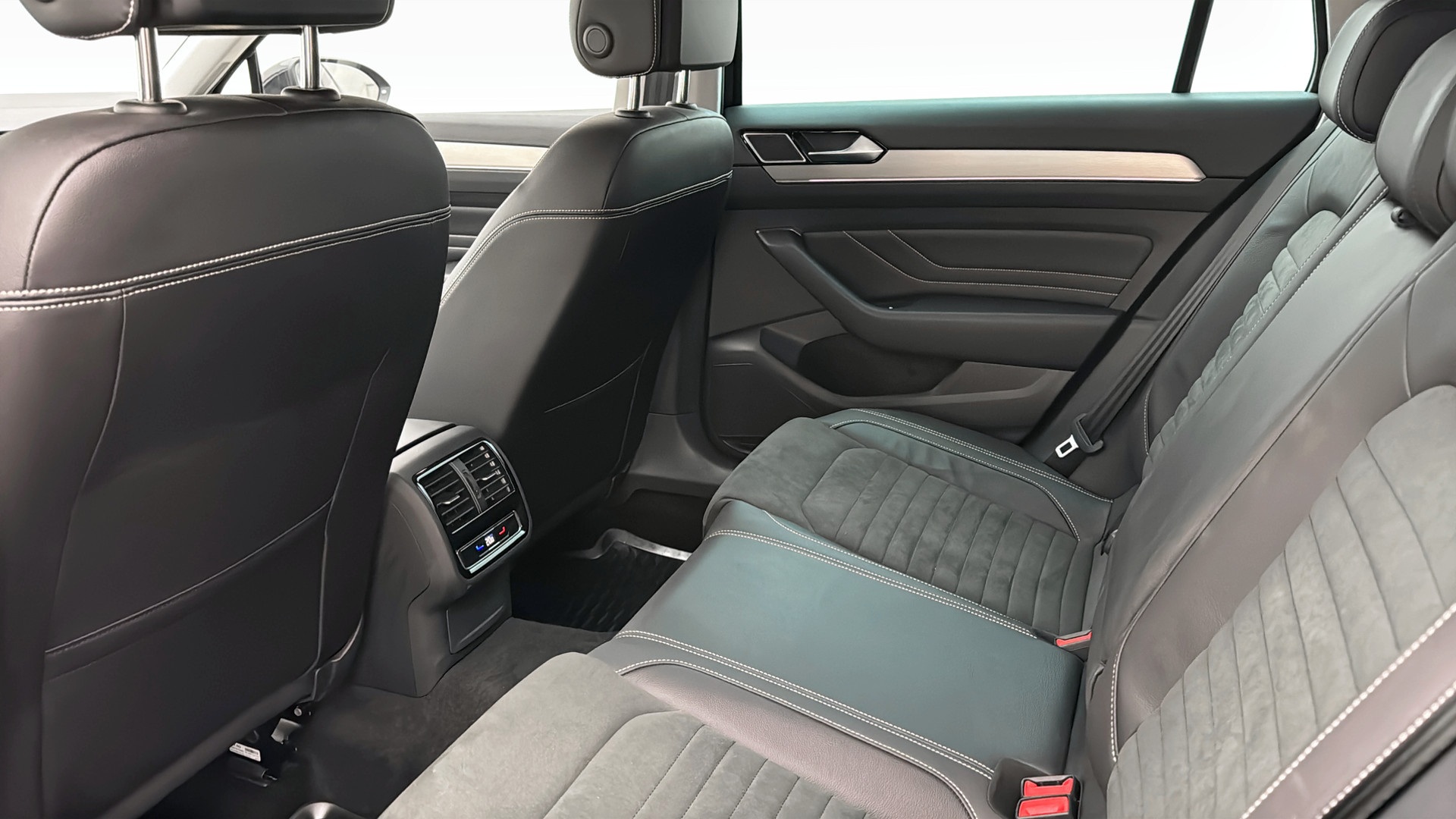 Volkswagen Passat HWK57Y