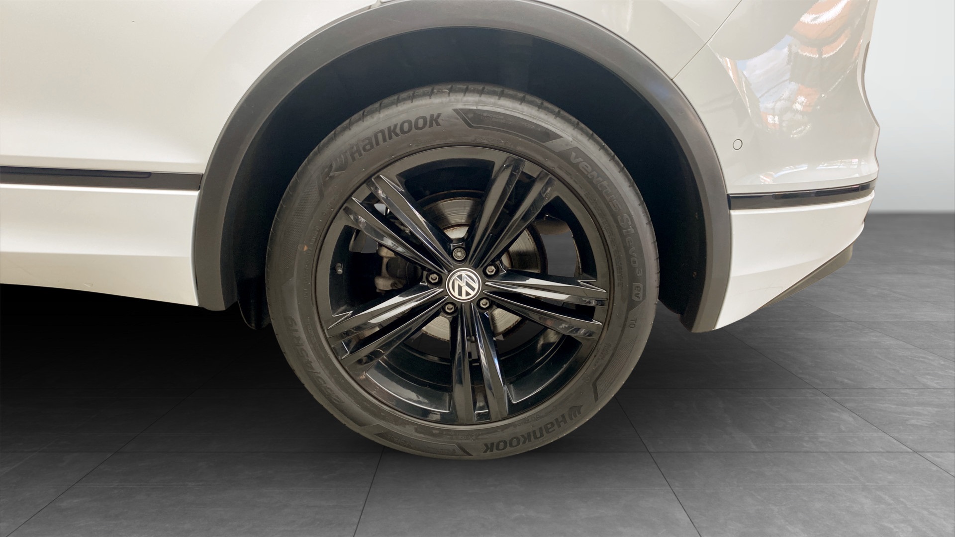 Volkswagen Tiguan JAD49M