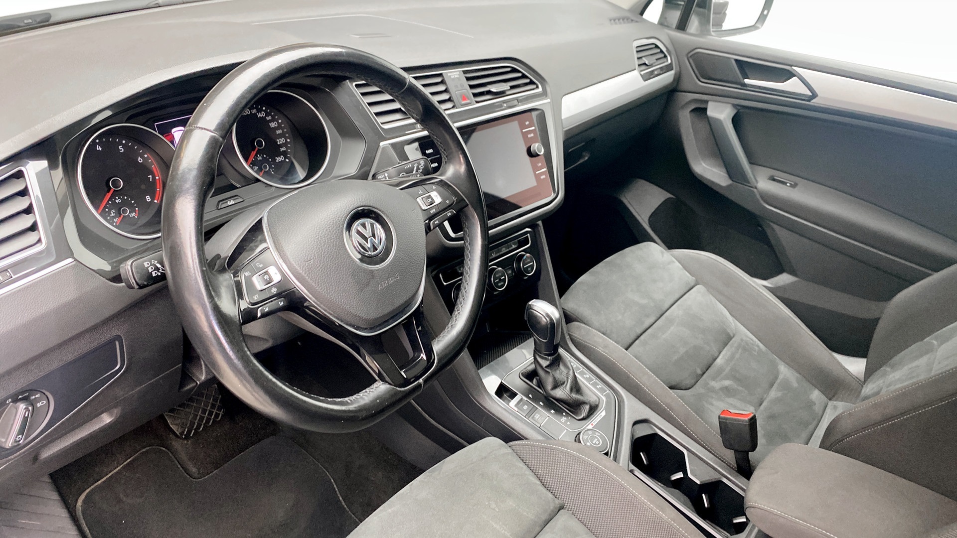 Volkswagen Tiguan JAD49M