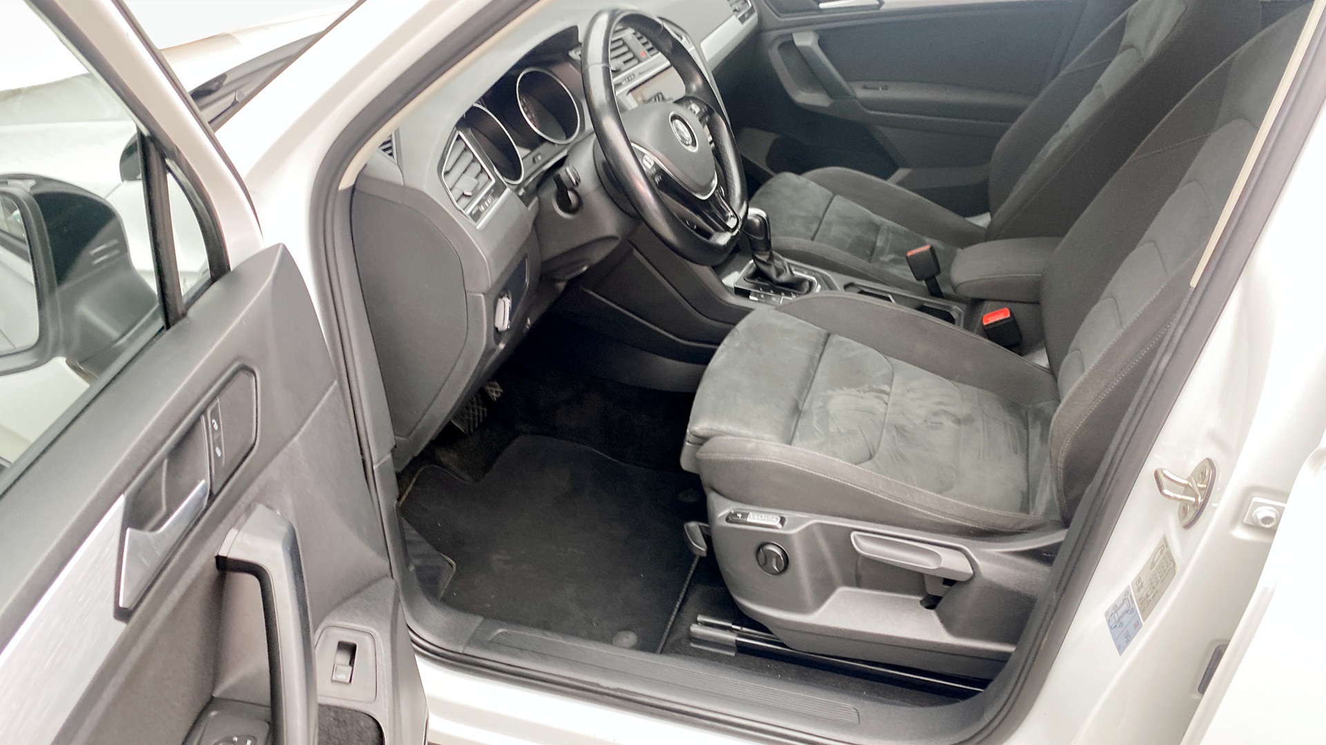 Volkswagen Tiguan JAD49M