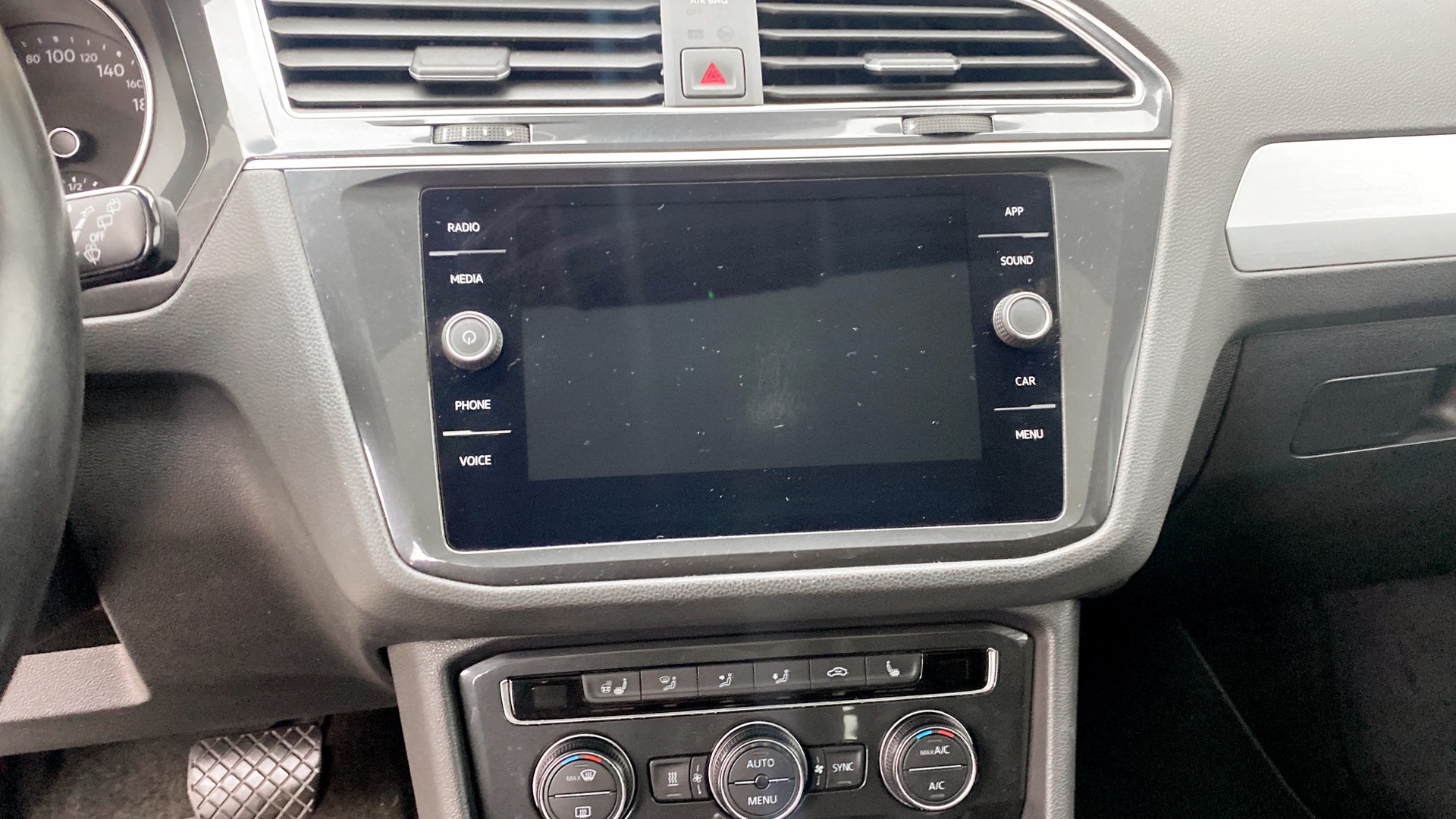 Volkswagen Tiguan JAD49M