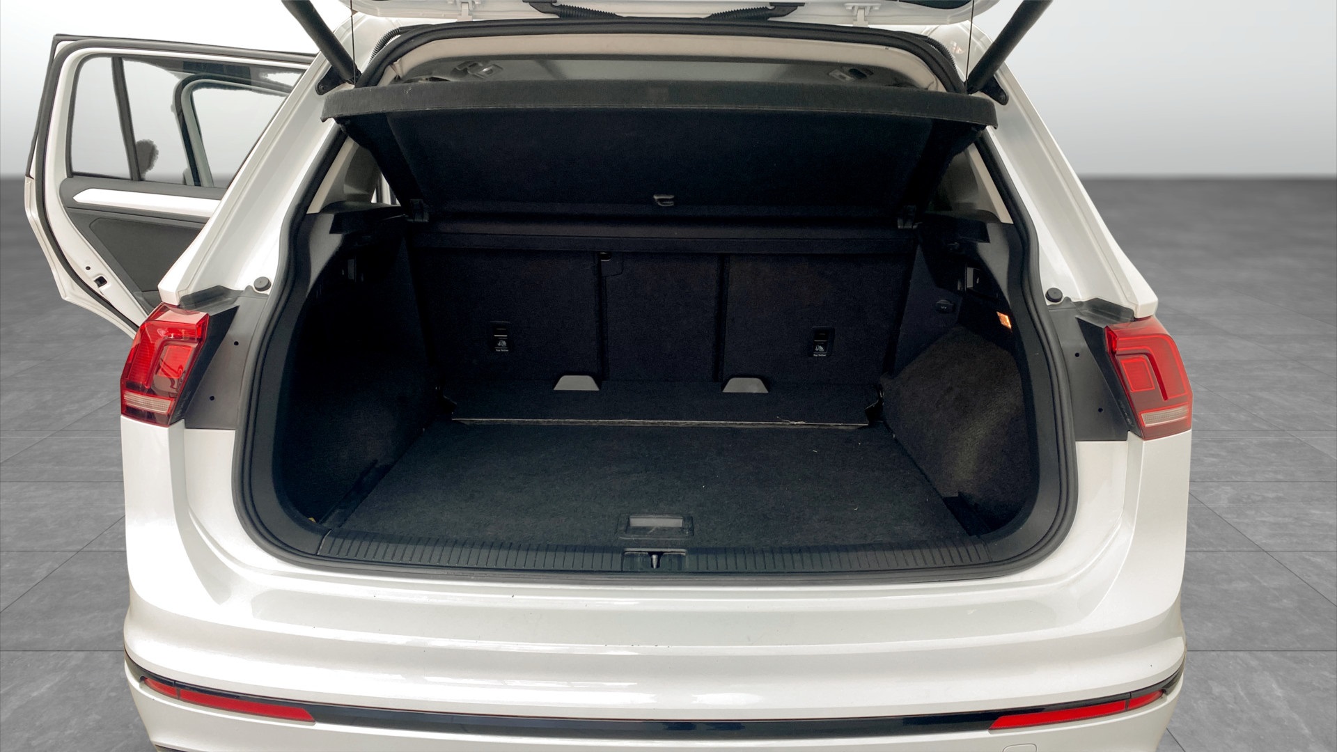 Volkswagen Tiguan JAD49M