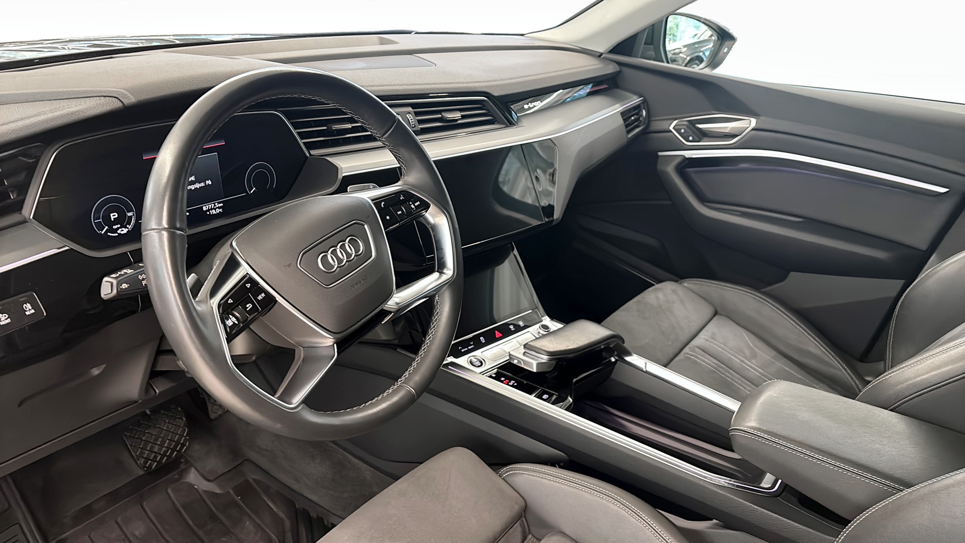 Audi Q8 e-tron JAK69T