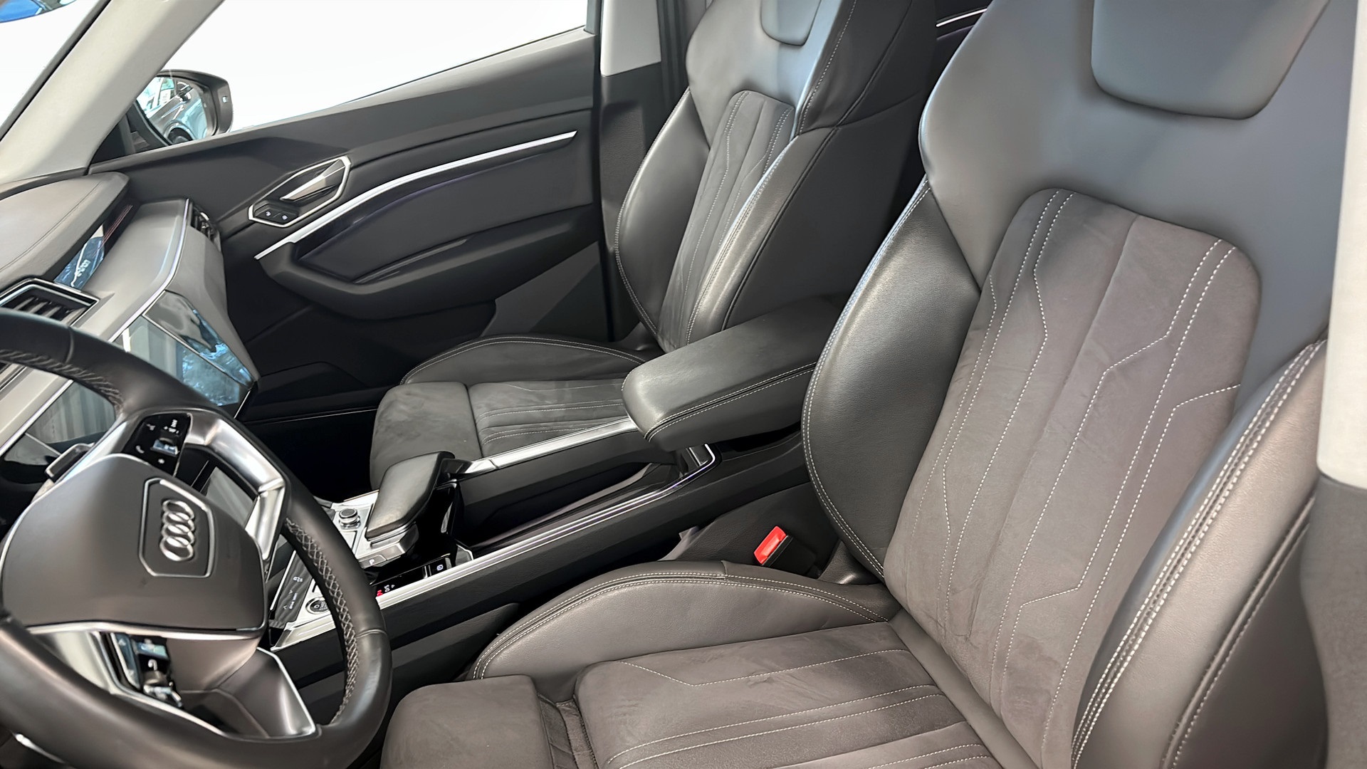 Audi Q8 e-tron JAK69T