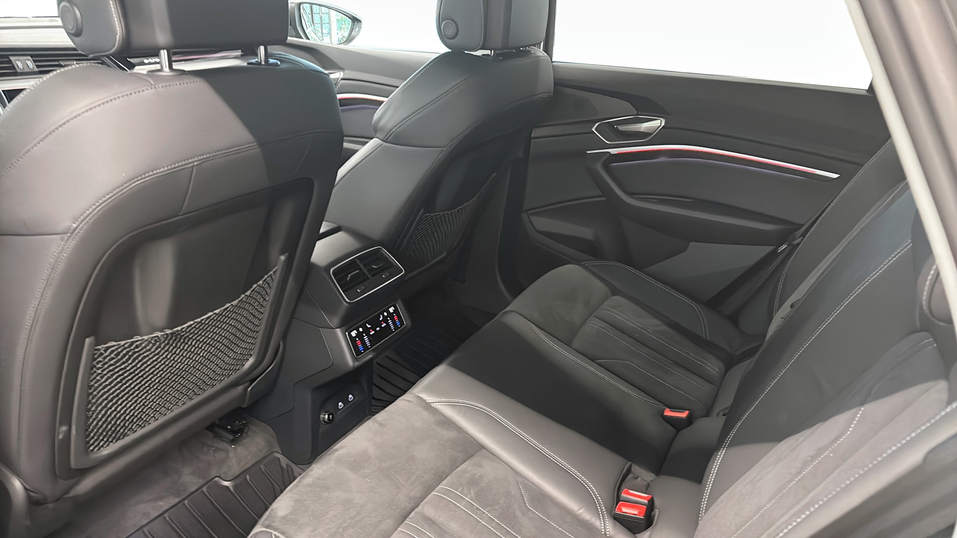 Audi Q8 e-tron JAK69T