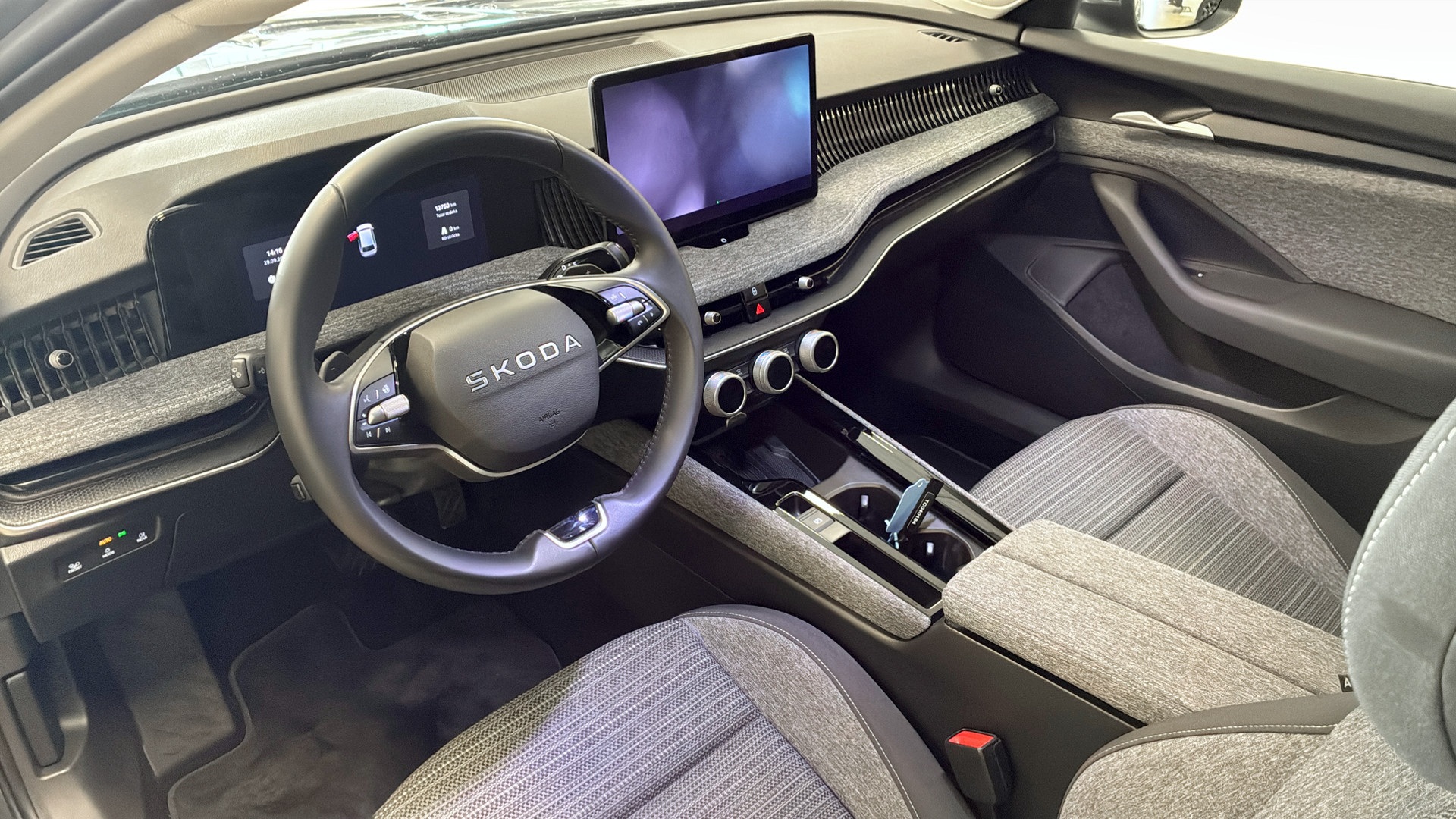 Skoda Superb Combi JDN79F