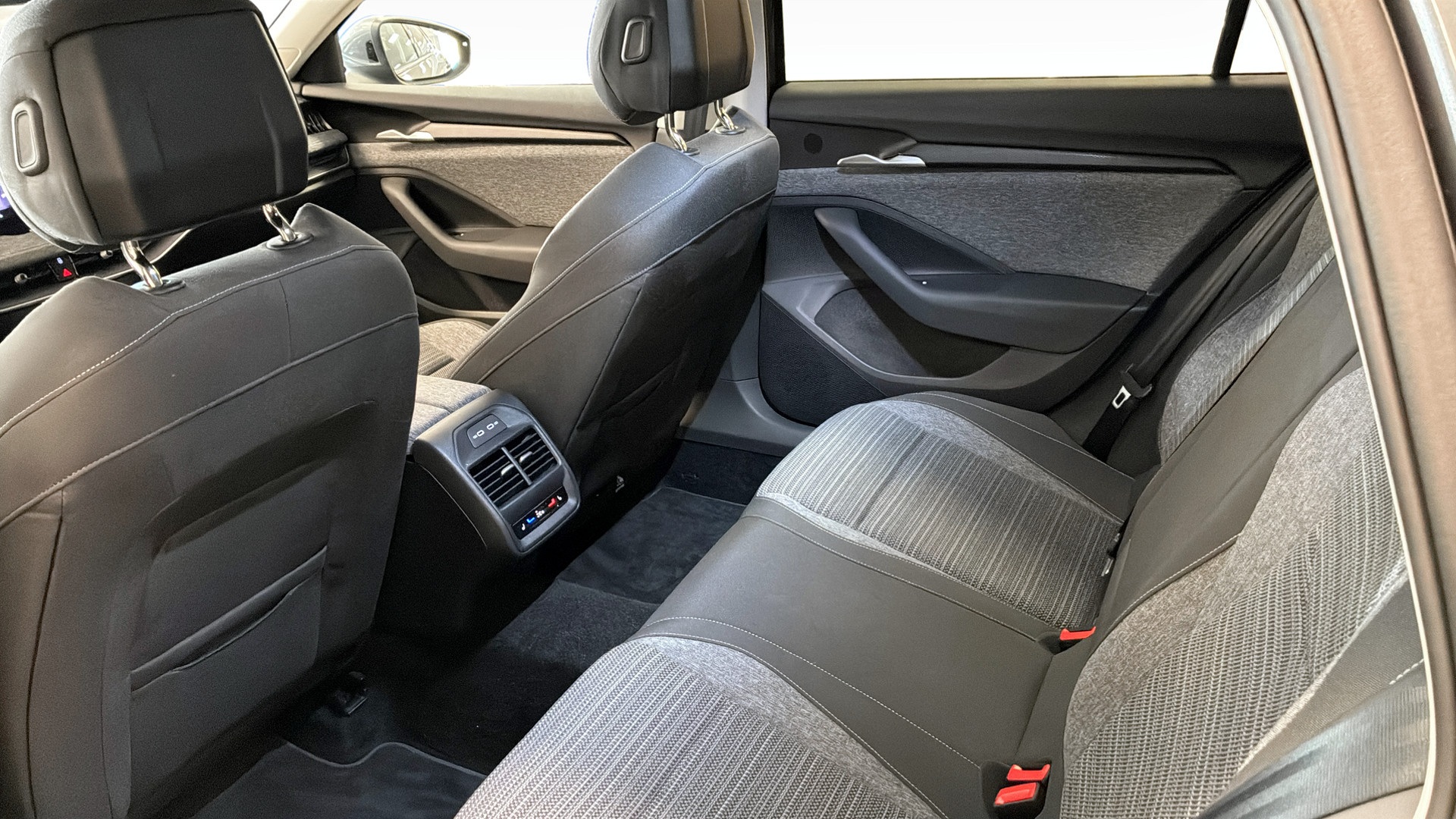 Skoda Superb Combi JDN79F