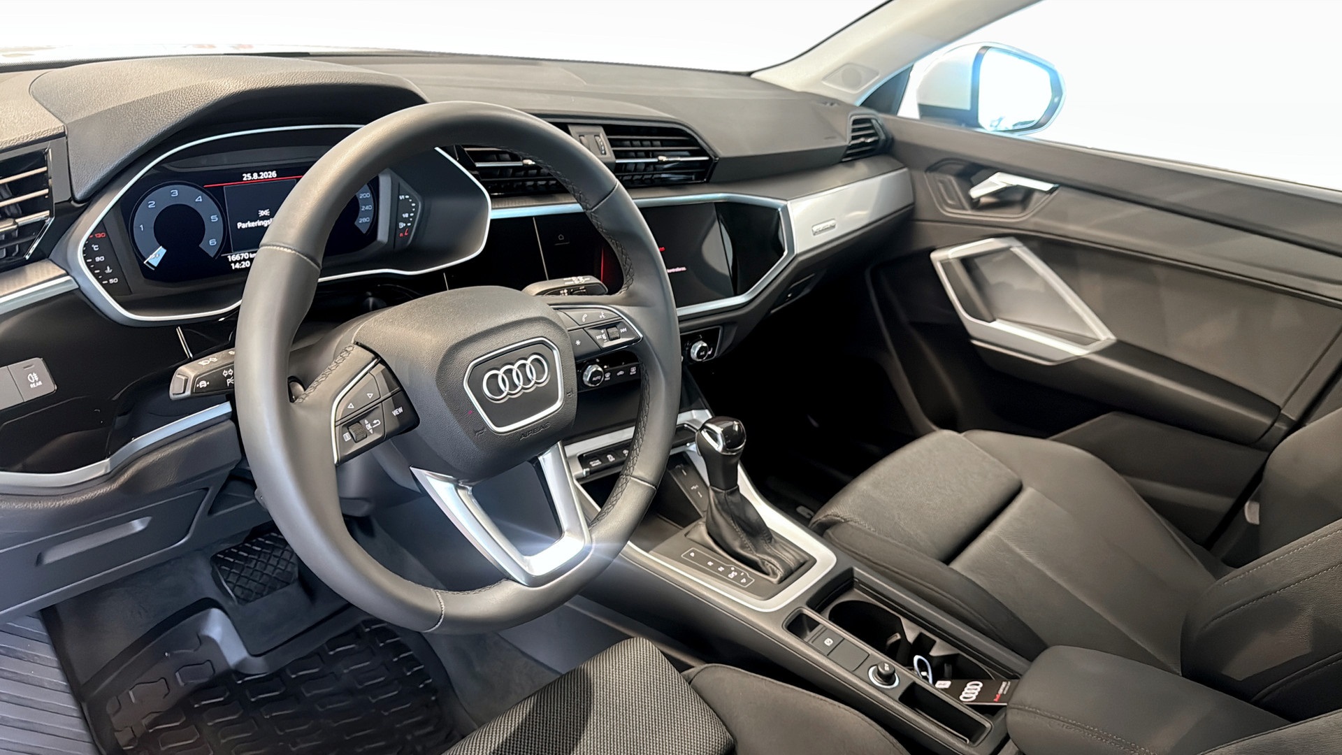 Audi Q3 JHJ07L
