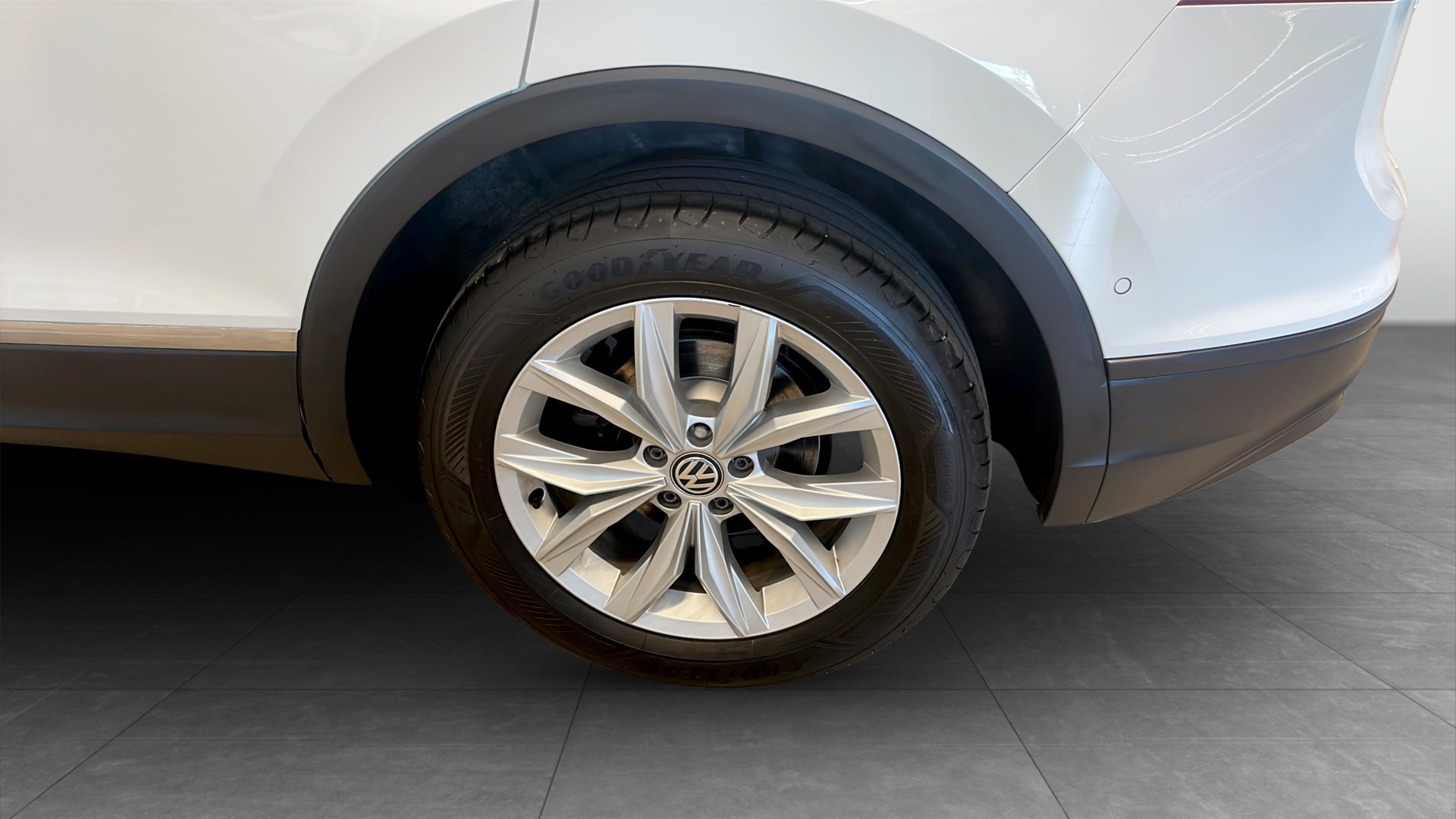 Volkswagen Tiguan JHJ18D