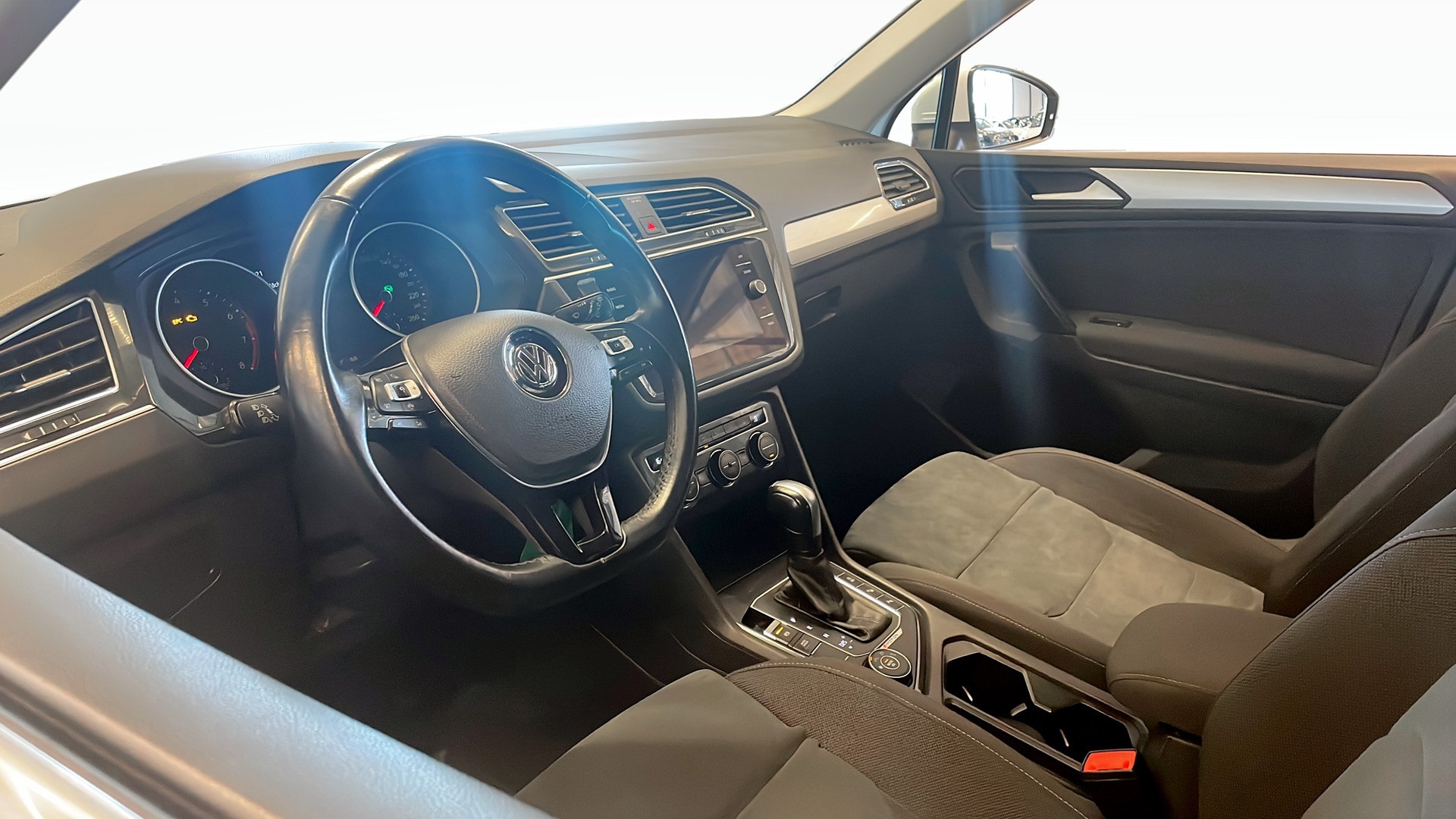 Volkswagen Tiguan JHJ18D