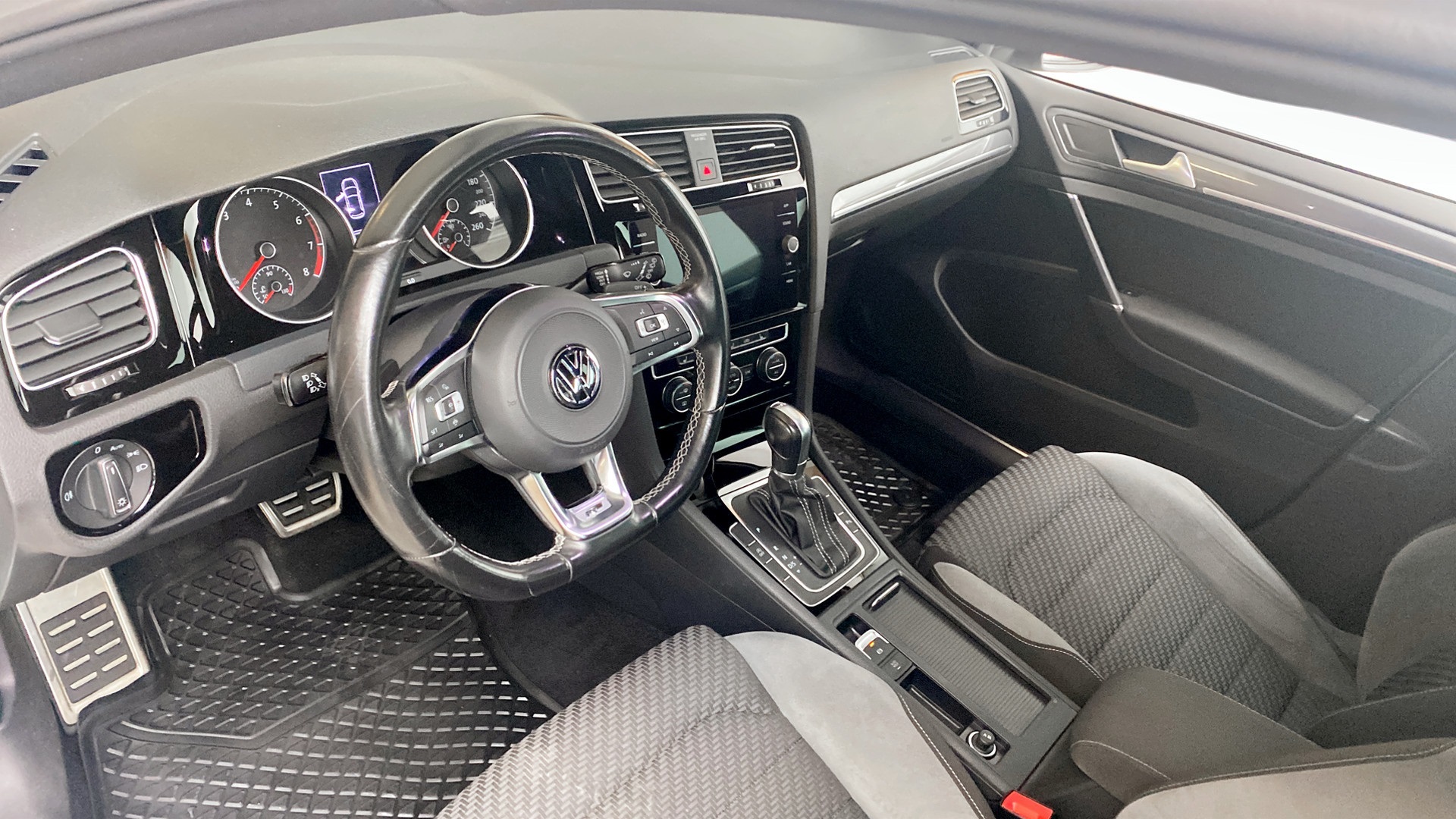 Volkswagen Golf JJW456