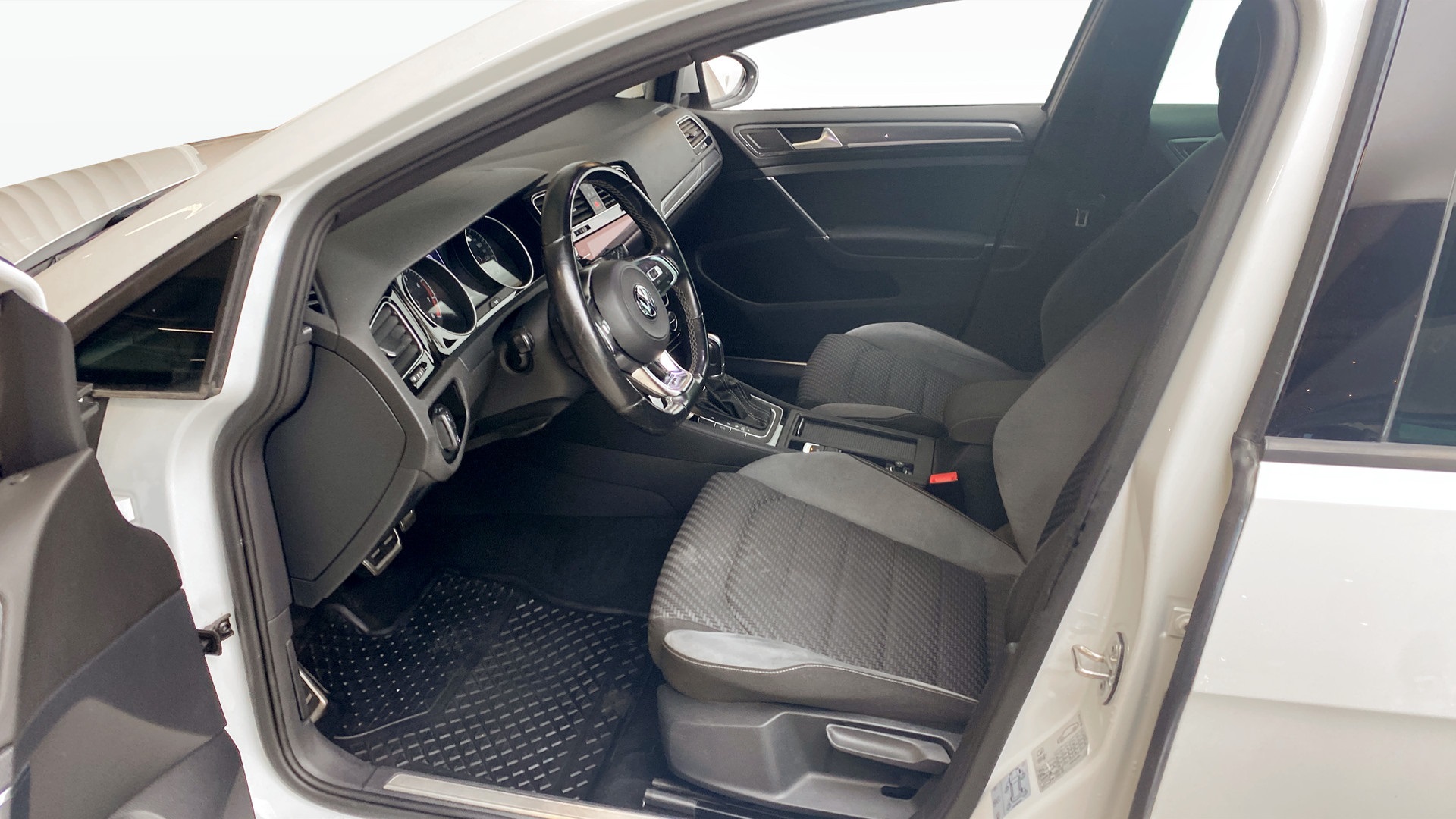 Volkswagen Golf JJW456