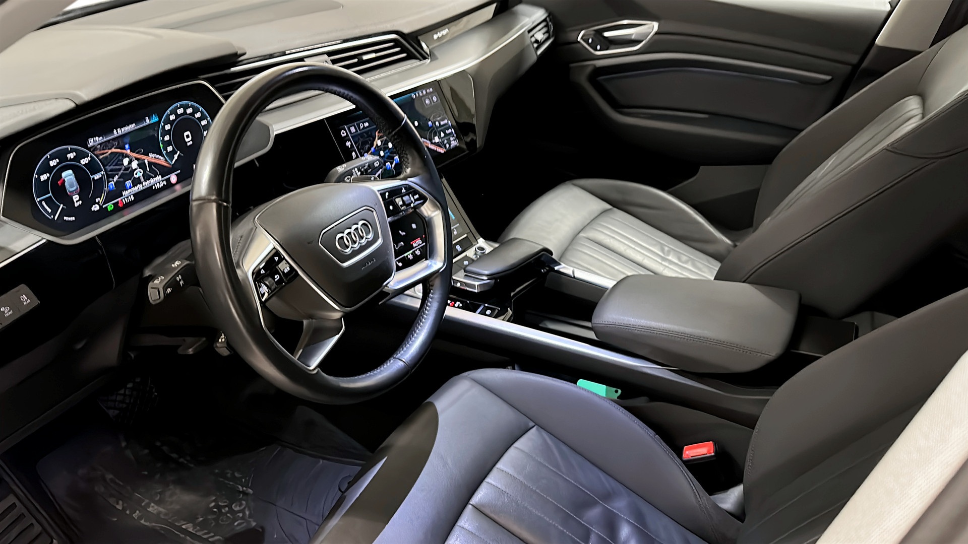 Audi e-tron JJW70E