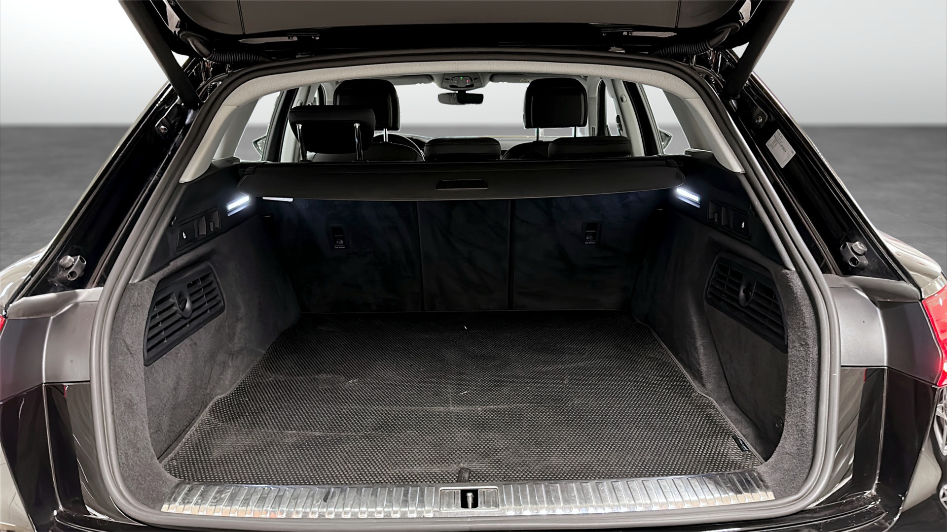 Audi e-tron JJW70E