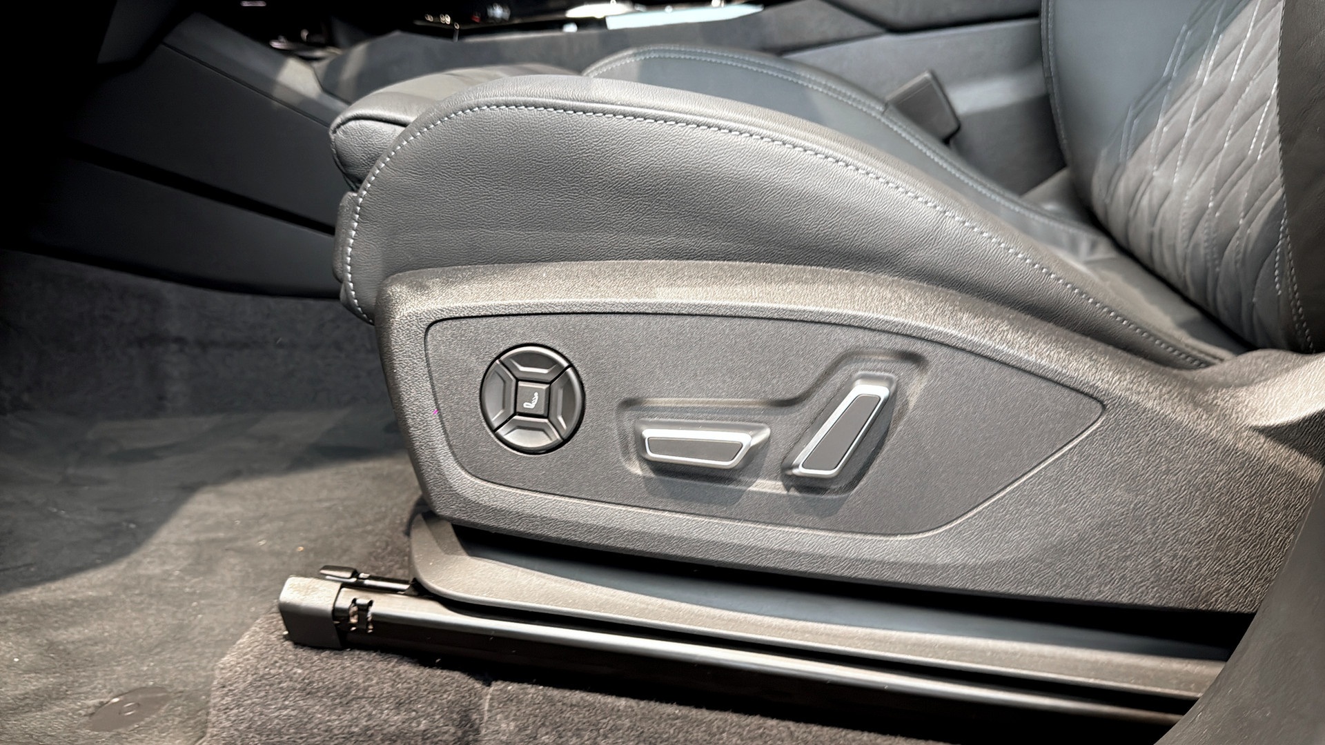 Audi Q6 e-tron JRB36N