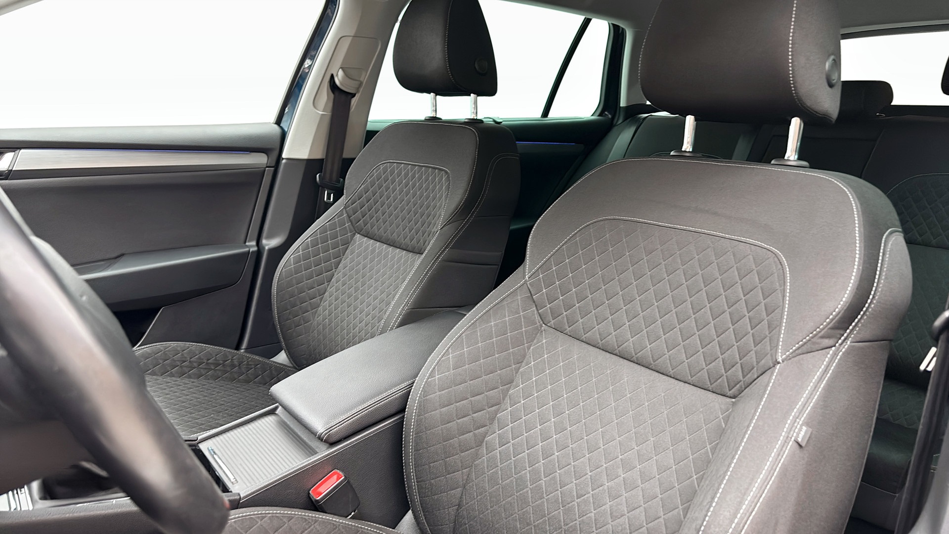 Skoda Superb Combi JWO302