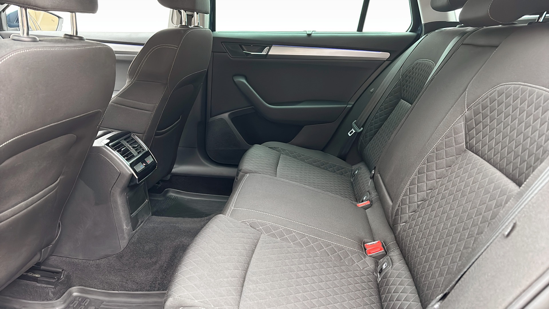 Skoda Superb Combi JWO302