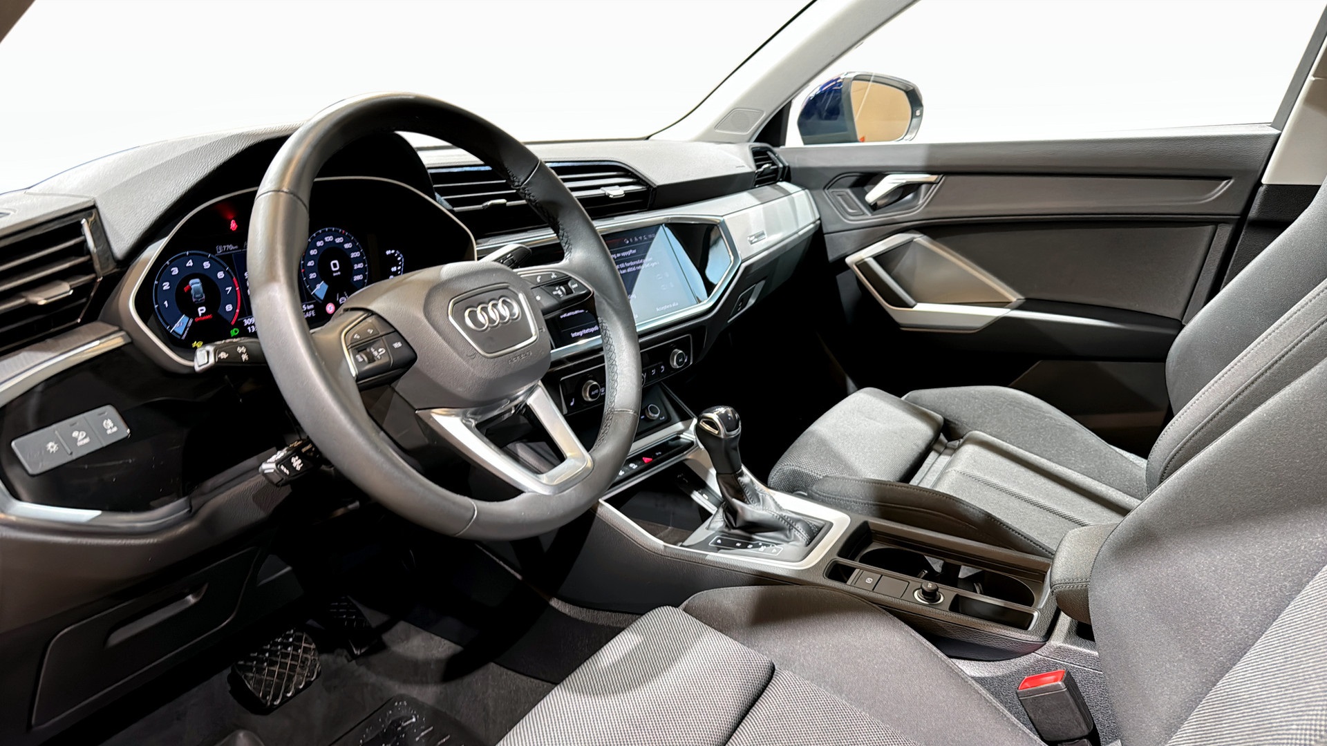 Audi Q3 KGH64P