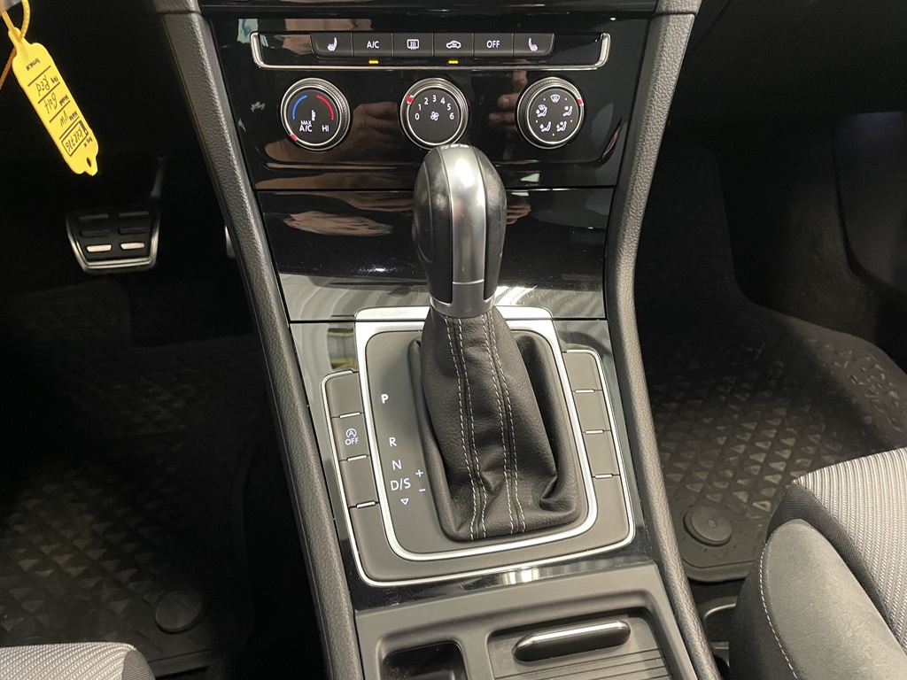 Volkswagen Golf KJR786