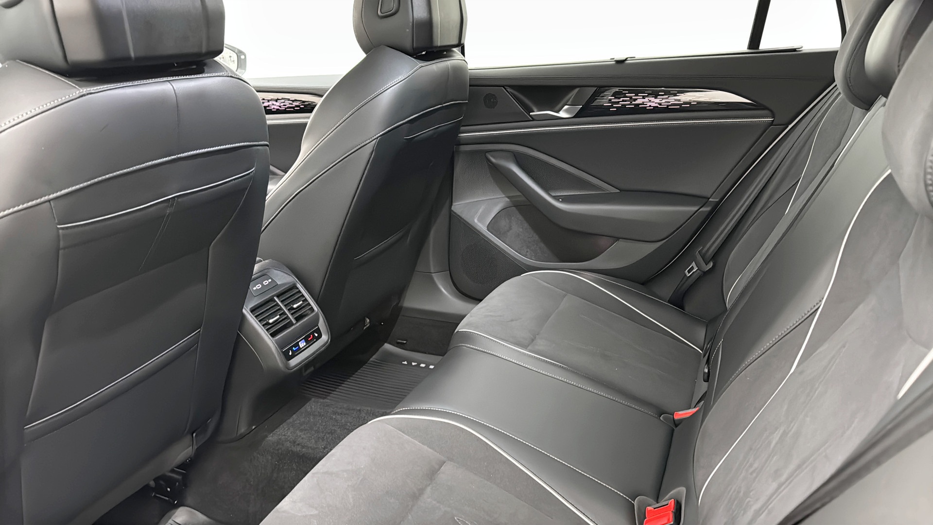Volkswagen Passat KSJ81N