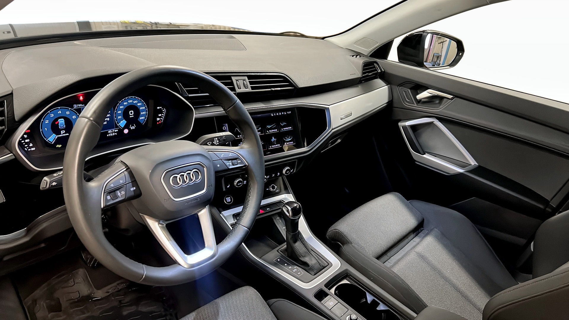 Audi Q3 LDJ74P