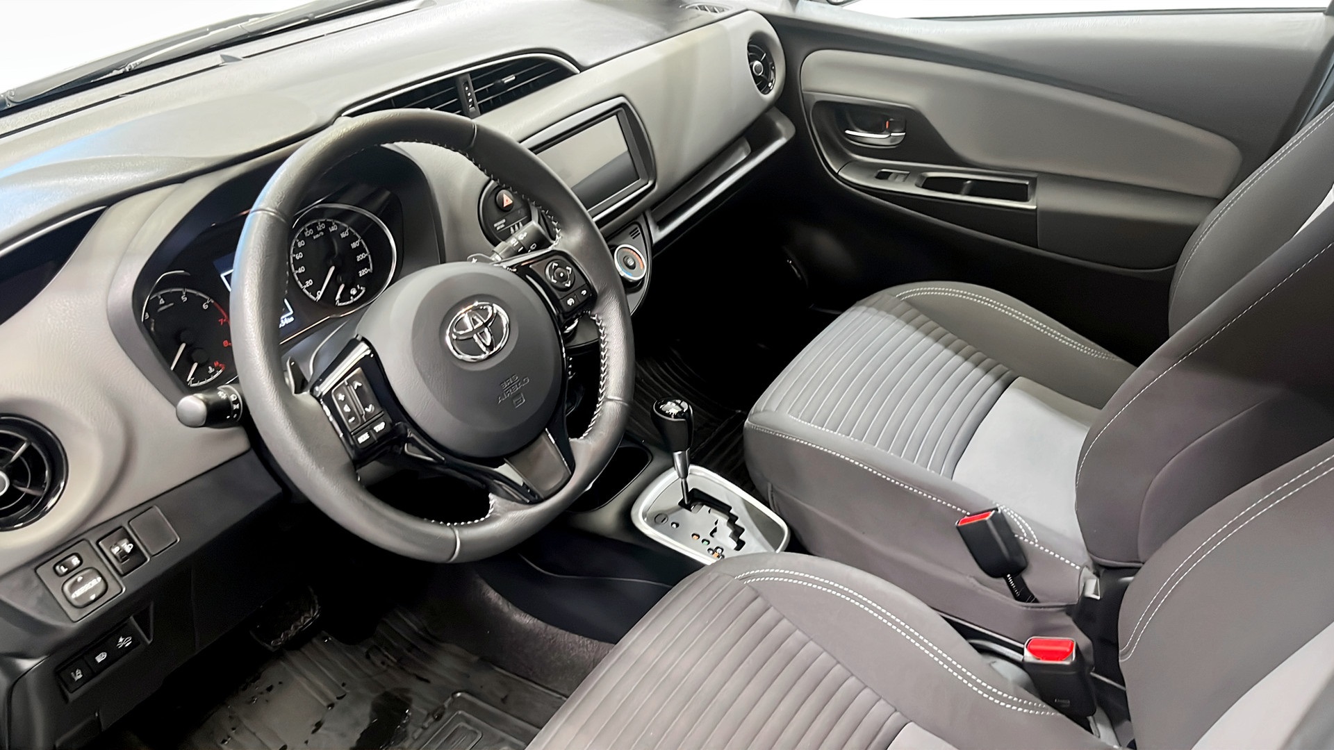 Toyota Yaris LFB51H