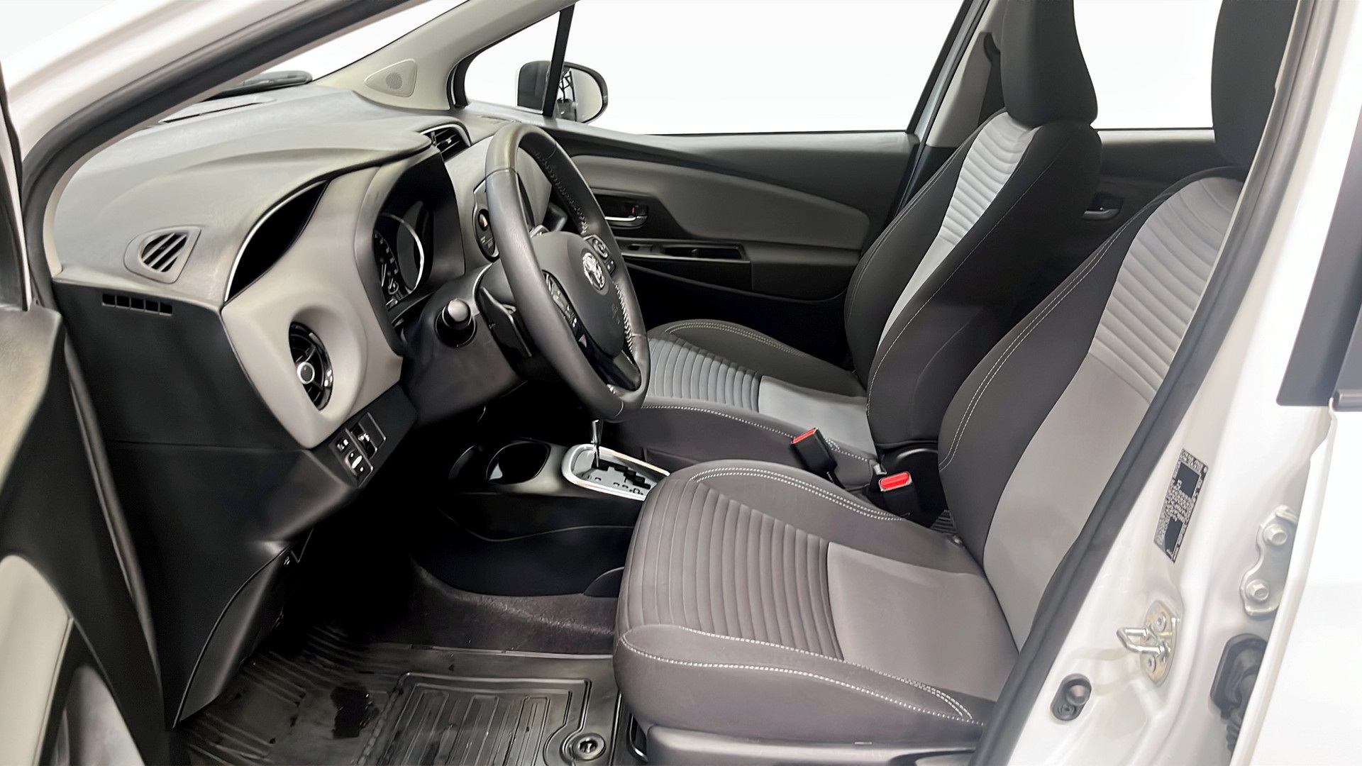 Toyota Yaris LFB51H