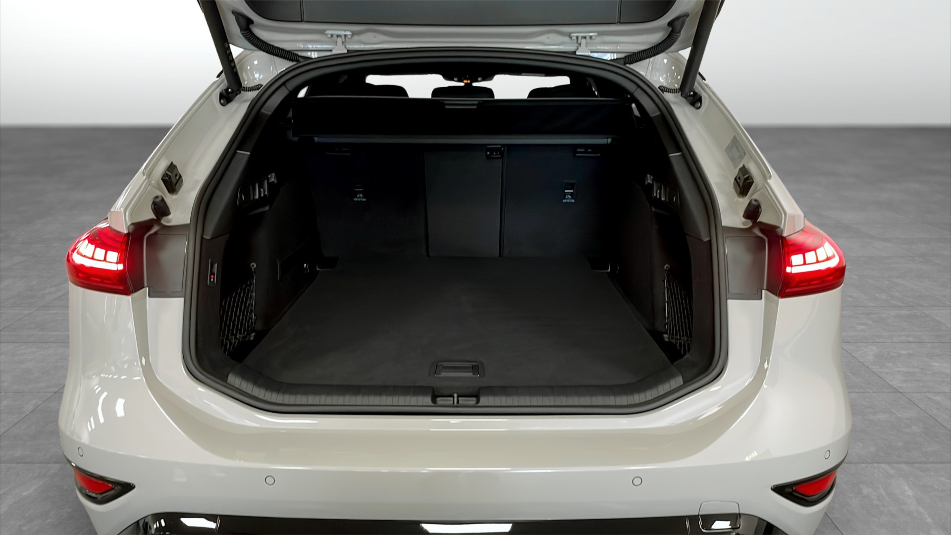 Audi A6 Avant e-tron LJB63R