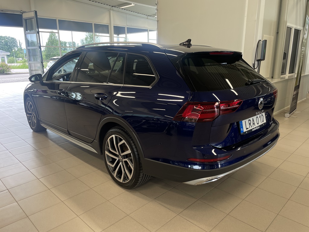 Volkswagen Golf LRA01D