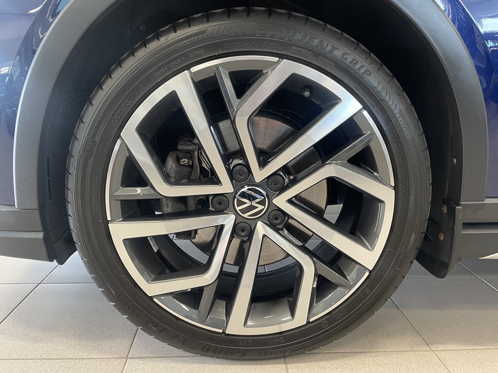Volkswagen Golf LRA01D