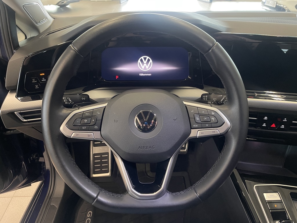 Volkswagen Golf LRA01D