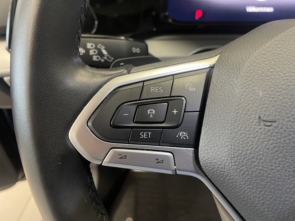 Volkswagen Golf LRA01D