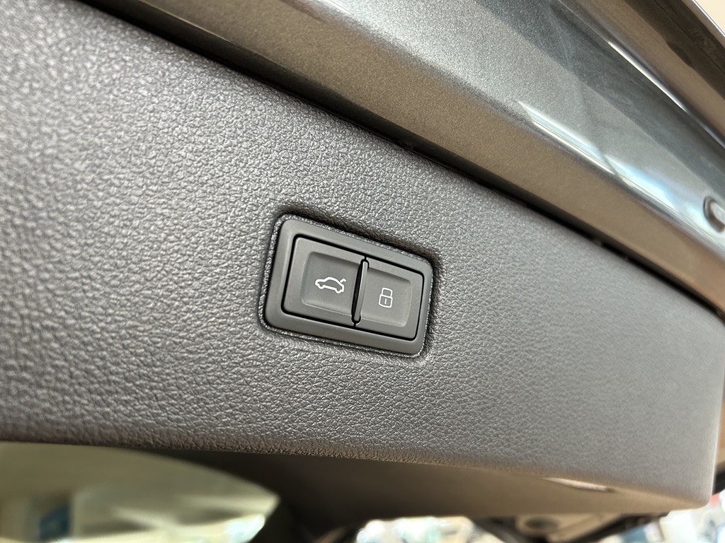 Audi Q7 LUC61U