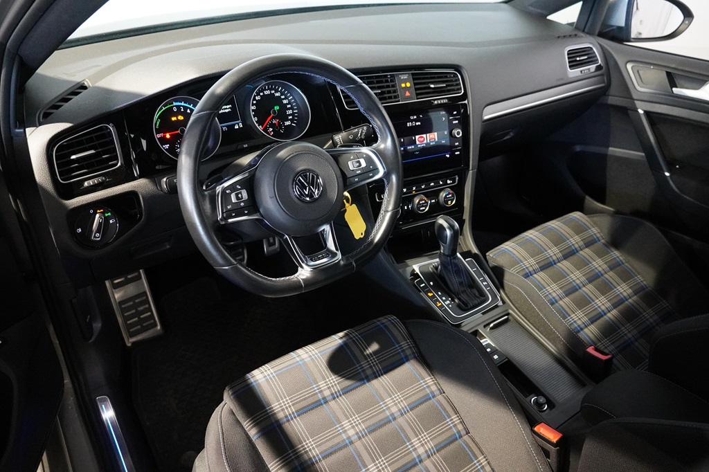 Volkswagen Golf LXH61R