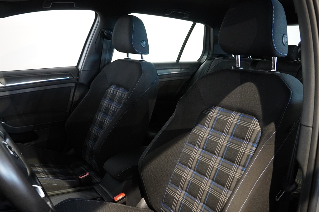 Volkswagen Golf LXH61R